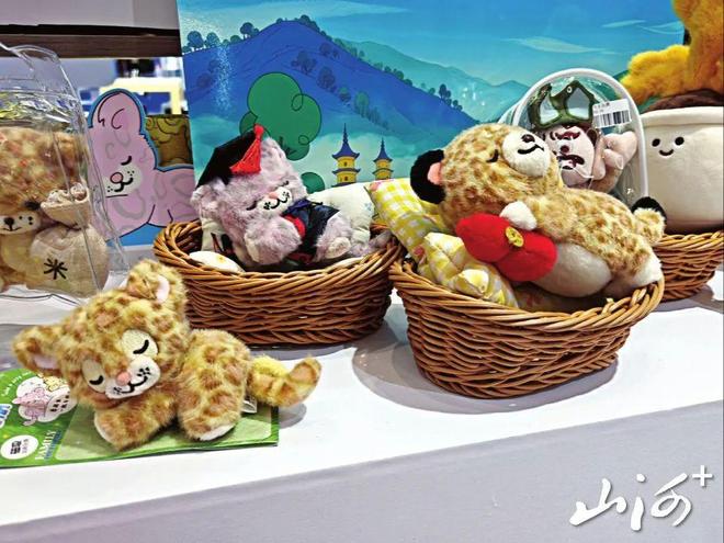 贴…“山晚铺子”主题文创产品收获“粉丝”多多麻将胡了试玩华北豹智慧玩偶、山西文化主题冰箱(图2)