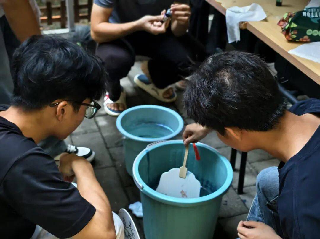 、梦幻月球灯……这场暖心社区活动绝了！麻将胡了免费试玩漆扇DIY、苗银冰箱贴(图3)