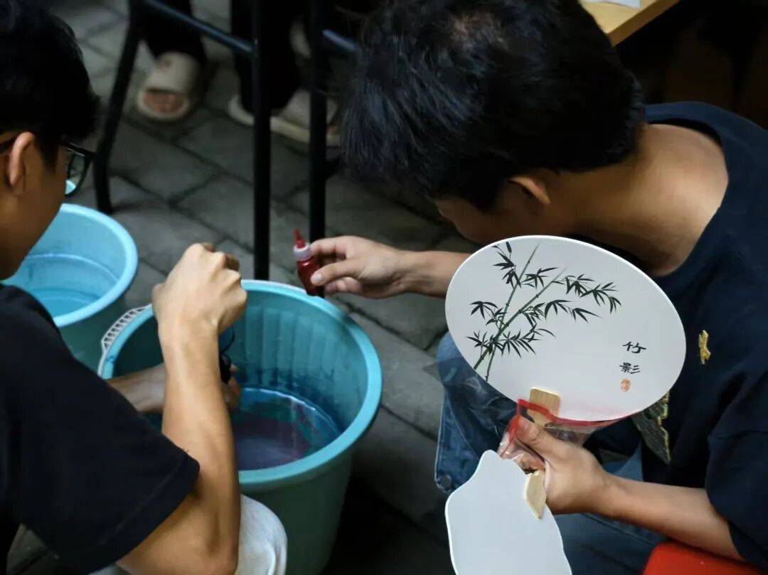 、梦幻月球灯……这场暖心社区活动绝了！麻将胡了免费试玩漆扇DIY、苗银冰箱贴(图4)