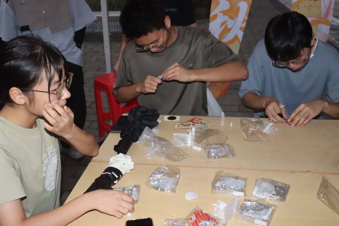 、梦幻月球灯……这场暖心社区活动绝了！麻将胡了免费试玩漆扇DIY、苗银冰箱贴(图5)