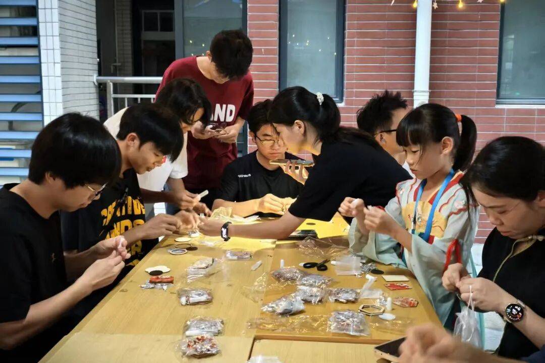 、梦幻月球灯……这场暖心社区活动绝了！麻将胡了免费试玩漆扇DIY、苗银冰箱贴(图6)