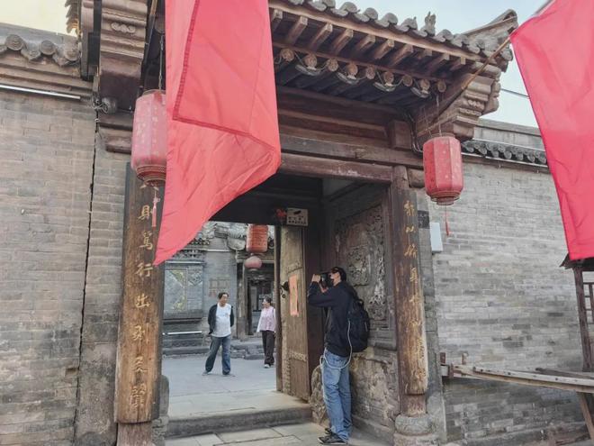 长声名远扬！其中一位说：“见义勇为者请进